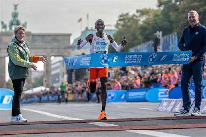 
Eliud Kipchoge Shatters His Own World Record to Win the Berlin Marathon in 2:01:09 