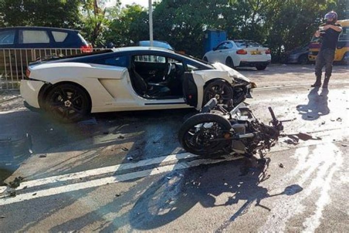 
HK motorcyclist seriously injured in head-on collision with Lamborghini ,Biker Smashes 