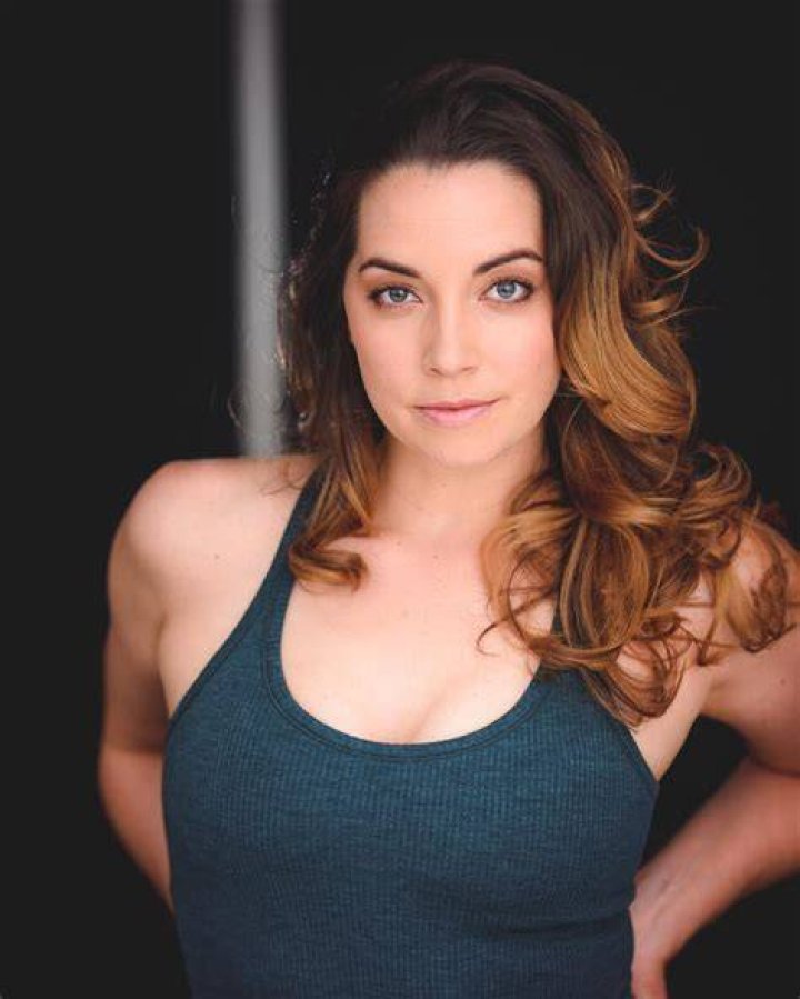 
Jenny Pudavick And Her Husband Dan Skene Make A Beautiful Couple – More About The Workin’ Moms Actress 